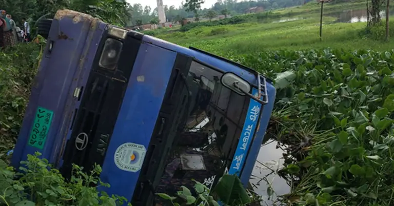 স্কুলবাস খাদে